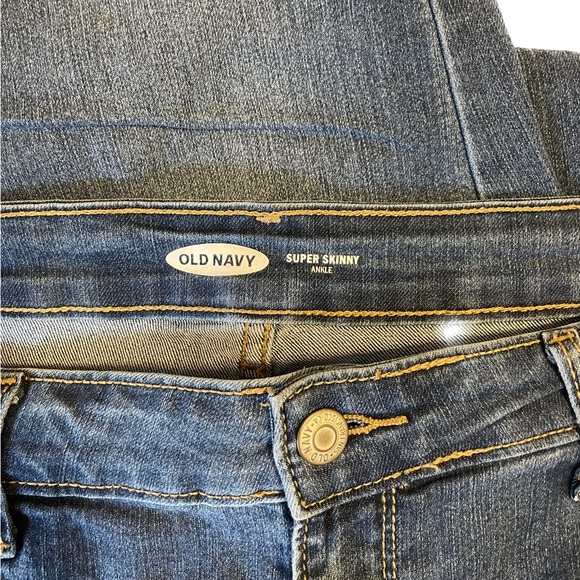 Old Navy Super Skinny Ankle Jeans - Picture 3 of 5